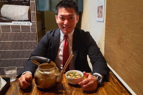 うどん屋「赤ちょこべ」でうどんを食べる坪田の写真