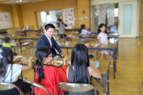 板付北公民館の子ども食堂に訪問する坪田の写真